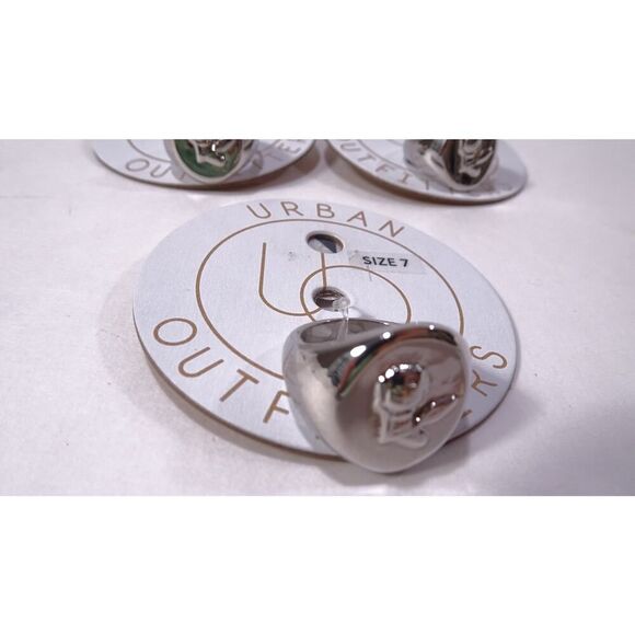 Urban Outfitters UO Women's Chunky Rose Signet Ring Silver NWT 45 Sz 7 - Picture 3 of 5